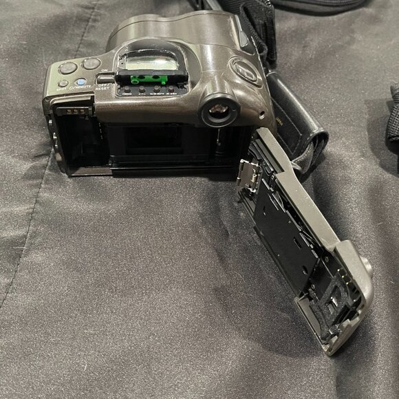 Olympus Infinity SuperZoom 330 35mm camera - Picture 4 of 7